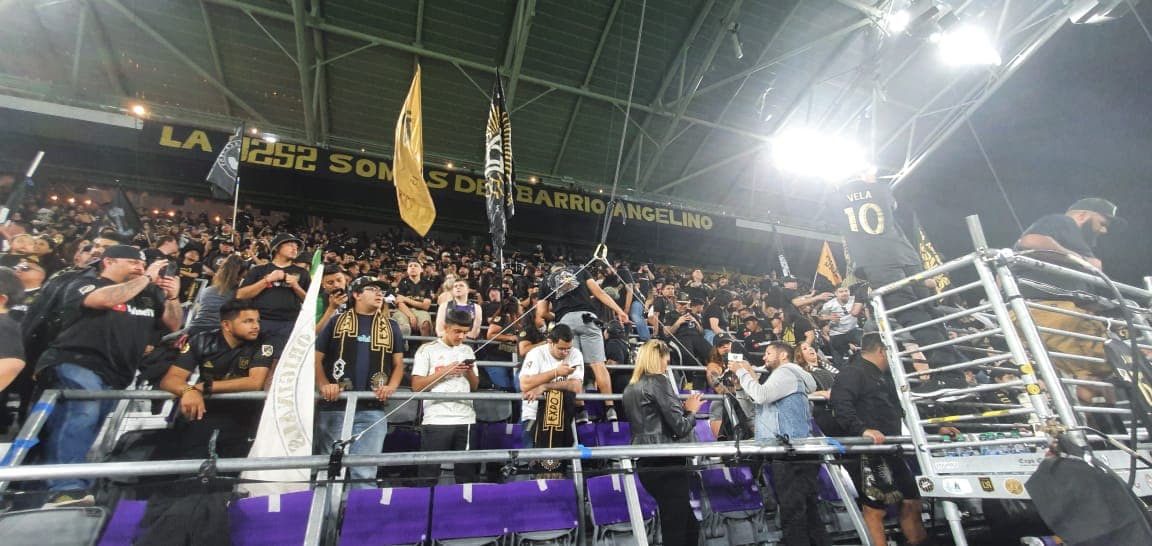 Mientras los seguidores de LAFC calentaron el ánimo en las tribunas y encendieron a sus aficionados para creer en la remontada.