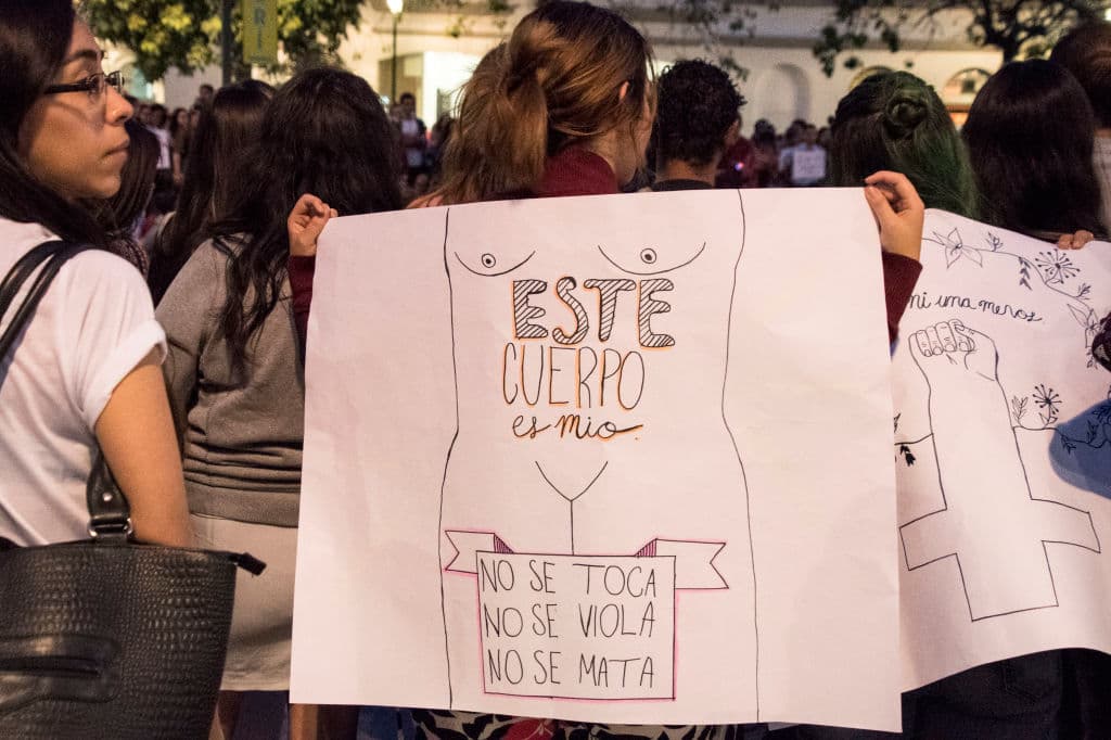 "Este cuerpo es mío", lee un cartel en una manifestación en contra de la violencia hacia la mujer en San José, Costa Rica, el 10 de agosto de 2018.