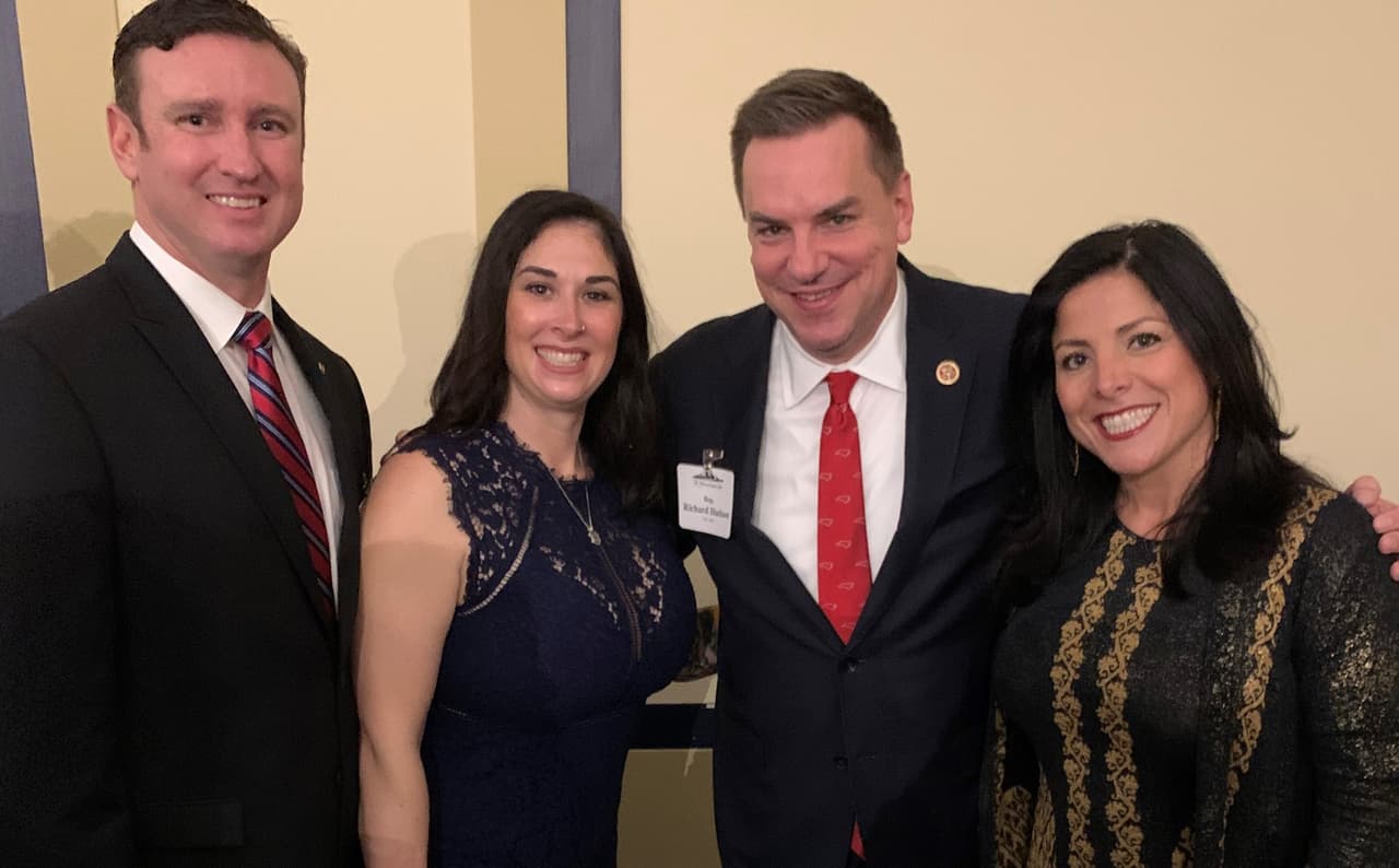 Sargento Rich Stayskal con su esposa Megan, el congresista republicano Richard Hudson de Carolina de Norte, y Natalie Khawam en el discurso anual del Estado de la Union, 20 de febrero, 2020.