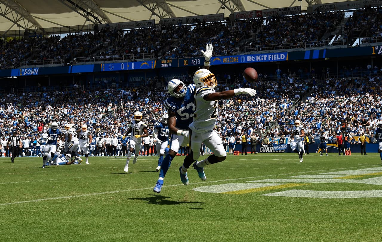 El corredor de lso Chargers, Justin Jackson #22, no pudo atrapar el ovoide en la zona de anotación ante la presencia de Darius Leonard #53 de los Indianapolis Colts.