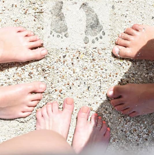 Para la actriz el recuerdo de
<a href="https://www.univision.com/entretenimiento/celebridades/su-bebe-murio-a-los-8-meses-de-embarazo-esta-actriz-cuenta-su-trago-mas-amargo-fotos">Mauricio</a> siempre estará vivo, por eso compartió esta tierna imagen donde aparecen sus huellas y la de sus tres hijos.