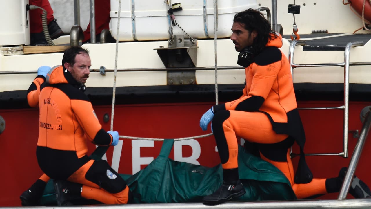 Sacan cuatro cuerpos de restos del superyate naufragado en Sicilia, uno sigue atrapado