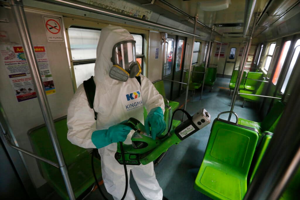 Un empleado de limpieza desinfecta un vagón del metro en la Ciudad de México, el miércoles 18 de marzo de 2020.