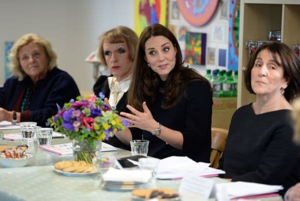 La duquesa coincidió con el artista Grayson Perry, quien forma parte de la dirección de "The Art Room".