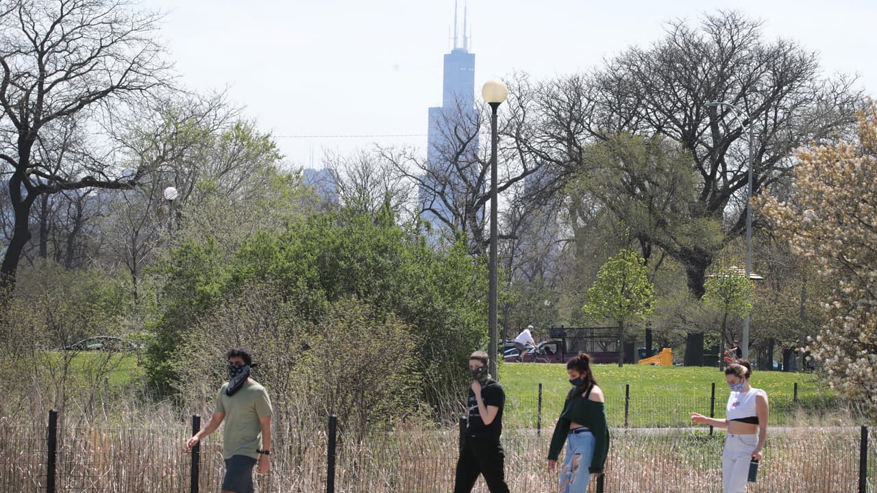“Estos casos son prevenibles, esta es una pandemia de los no vacunados”, afirmó este martes la doctora Geraldine Luna, del Departamento de Salud Pública de Chicago, ante las preocupantes cifras de contagio. Debido a esta situación, si los números siguen incrementando, un cierre como el ocurrido en 2020 sería una posibilidad. Entretanto, la ciudad agregó tres estados más a su lista de restricciones de viaje.