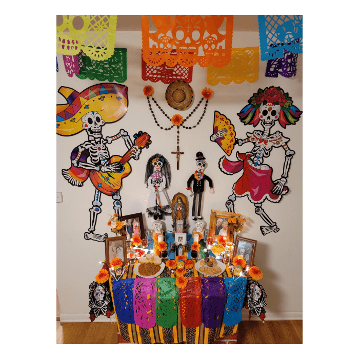 "Vengo de la ciudad de México, de un pueblo llamado Tlalpizahuac Edo. A pesar de estar lejos de mis raíces y mi familia, trato cada año de no dejar morir esta bonita tradición ya que mis abuelitos me inculcaron desde pequeña recordar con mucho cariño y amor a esas personas que fueron parte de nuestra vida," nos cuenta Belem.