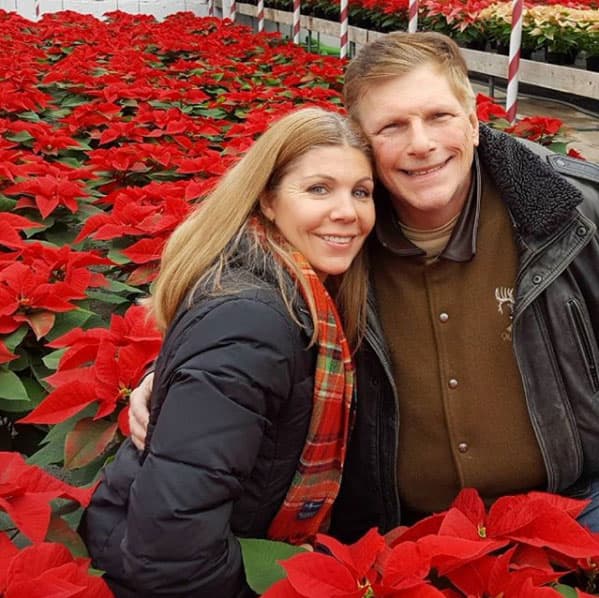Está felizmente casada: "Shopping for beautiful poinsettias with my dear #hubby❤️".