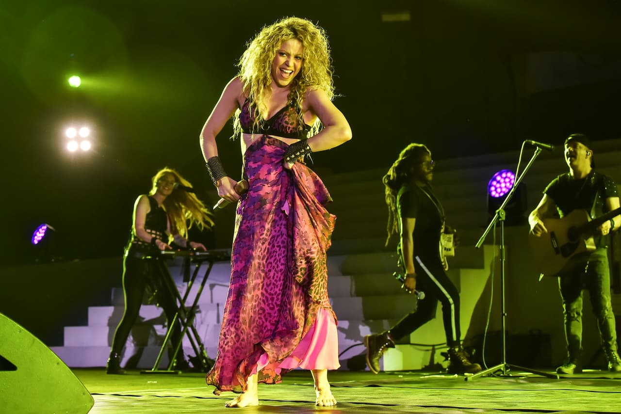 Shakira evidenció que está recuperada de la 
<b><a href="https://www.univision.com/entretenimiento/shakira-le-hizo-a-dios-una-promesa-a-cambio-de-su-salud-y-ahora-tiene-que-pagarla-fotos">lesión en sus cuerdas vocales</a></b>.