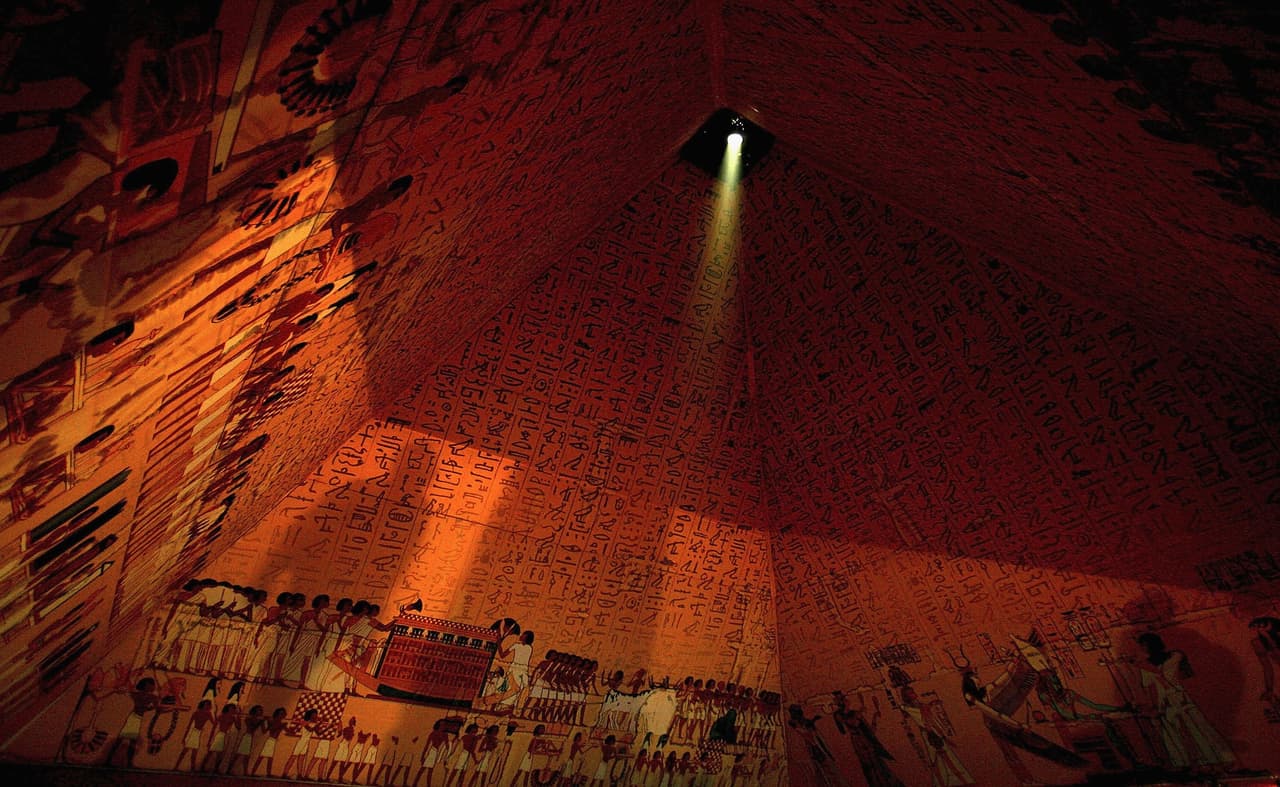 Este descubrimiento nos recuerda mucha de las teorías descabelladas que han surgido en torno a estas pirámides a lo largo de los años y que muchos siguen defendiendo sin tener cómo comprobarlas. Por ejemplo, hay quienes se han atrevido a decir que estas pirámides son estaciones especiales que se dedican captar la energía del Universo y que cada una de las cámaras en su interior tiene una energía en particular y que esto influye en las personas que han logrado entrar a estos lugares.
<br>