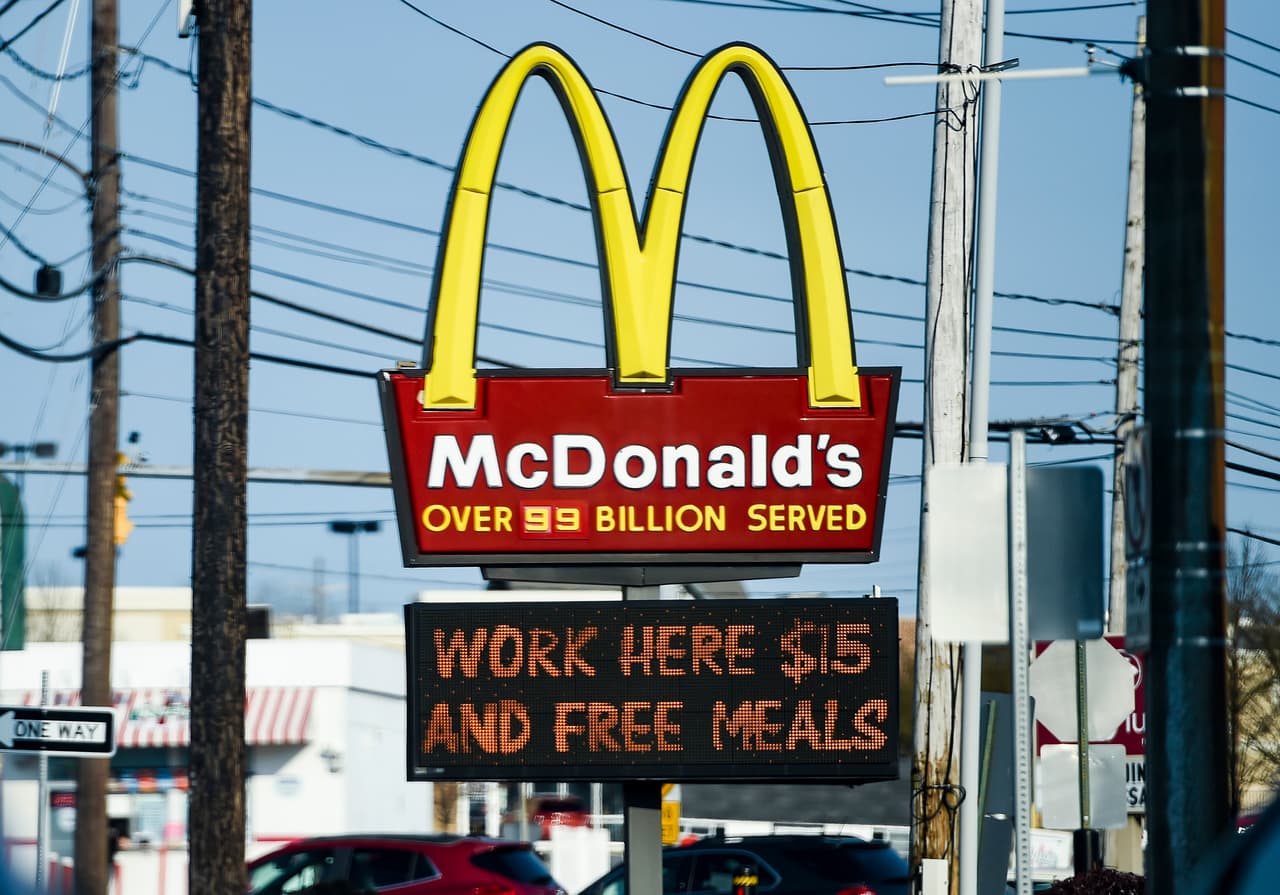 <b>Puesto 19. McDonald’s</b>
<br>
<br>Ofertas de empleo publicadas en Ziprecruiter a finales de junio de 2021: 9,372.
<br>
<br>Tipos de empleo ofrecidos por esta compañía: miembros del equipo del restaurante y gerentes.
<br>
<br>Opositores a la administración Biden han responsabilizado a los beneficios por desempleo otorgados en la pandemia por 
<a href="https://www.nytimes.com/2021/05/10/business/economy/biden-unemployment-benefits.html?auth=link-dismiss-google1tap"><u>la falta de mano de obra dispuesta a ocupar puestos de bajos salarios</u></a>. 
<br>
<br>El gobierno ha defendido los planes de ayuda y ha insistido en que en la medida en que los “salarios sean justos y los entornos de trabajo sean seguros” las vacantes serán ocupadas.
<br>