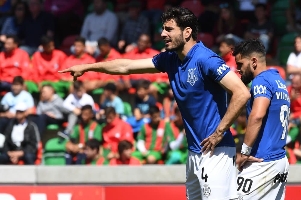 Después de dos temporadas en el C.D. Feirense, Antonio Briseño decidió regresar a la Liga MX para jugar en Chivas, según fue anunciado este martes. El defensor dejó huella en el equipo portugués, pero el descenso lo hizo mirar otras opciones.