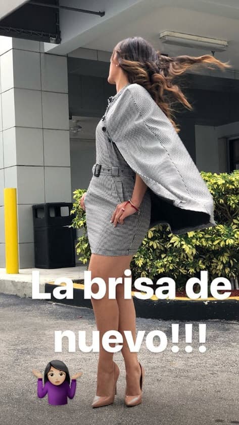 Pero otra vez el viento hizo de las suyas y arruinó su cabello.