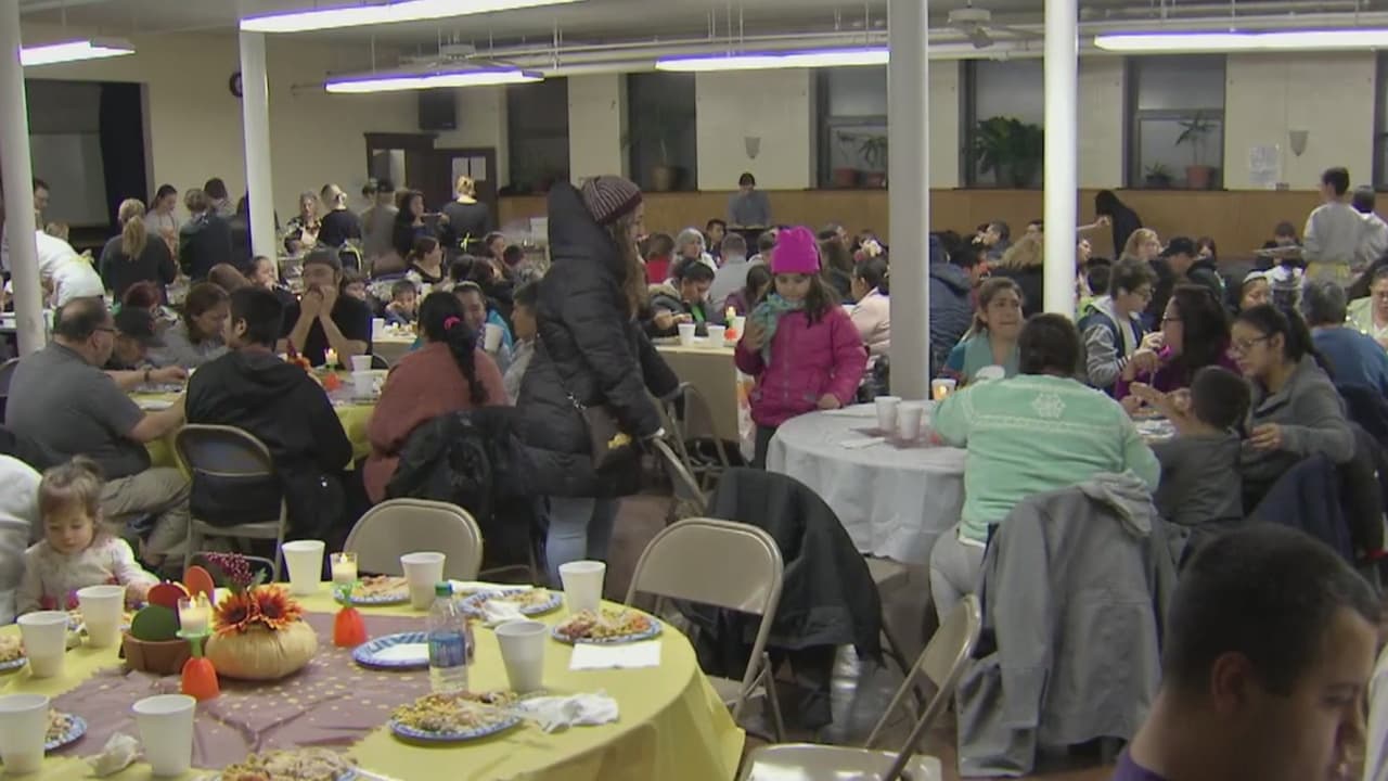 Familias de La Villita comparten una cena en honor a los seres queridos que perdieron por la violencia