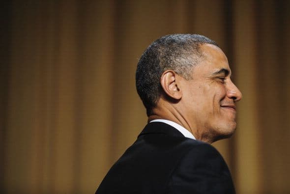 "Ya no soy el robusto joven socialista que era antes", dijo el presidente, para entonces relatar su desempeño en el torneo de tiros libres de basquetbol, en que encestó dos de 22 intentos, durante una ceremonia de Pascua en la Casa Blanca.