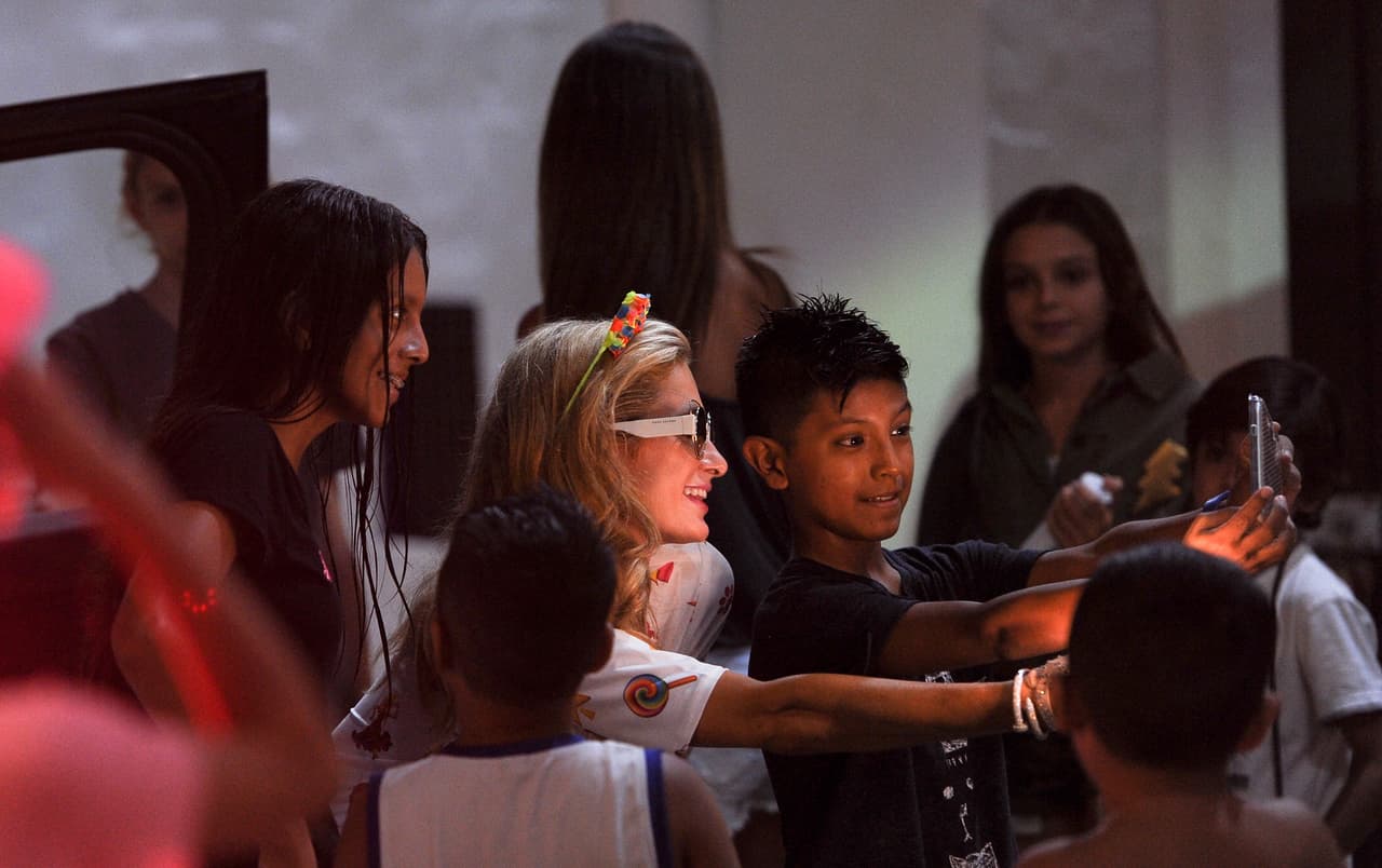 Muy sonriente, se sacaba fotos con la gente que se lo pedía.