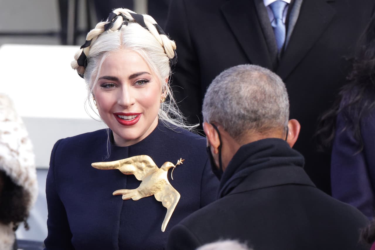 La paloma de la paz
<b> dorada en el pecho de Lady Gaga</b>. La interpretación del himno nacional por parte de la cantante fue imponente, así como su gran prendedor. “Una paloma que lleva una rama de olivo. Que todos hagamos las paces unos con otros”, explicó la cantante sobre su accesorio en Twitter.
<br>