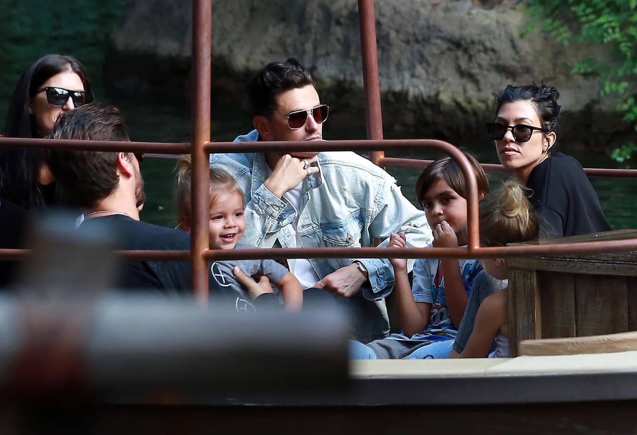Kourtney, Scott y los chicos disfrutaron de juegos clásicos como 'It's A Small World', 'Thunder Mountain', 'Dumbo' y 'Mr Toad's Wild Adventure'.