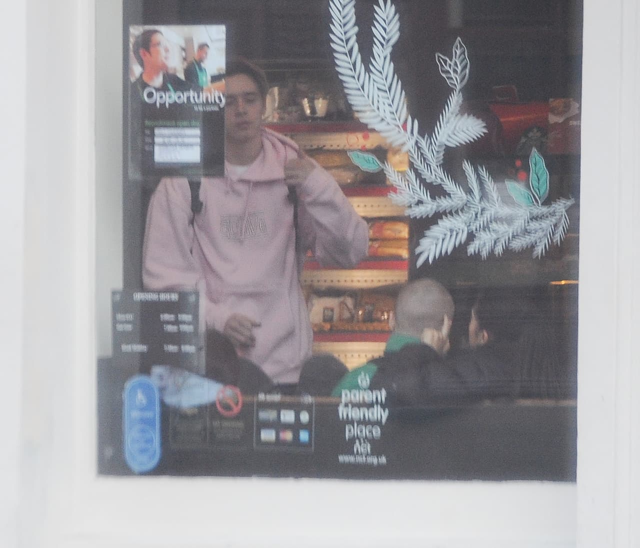 El hijo de David y Victoria Beckham se incomodó al verlos tan juntitos, pero lo peor estaba por venir...