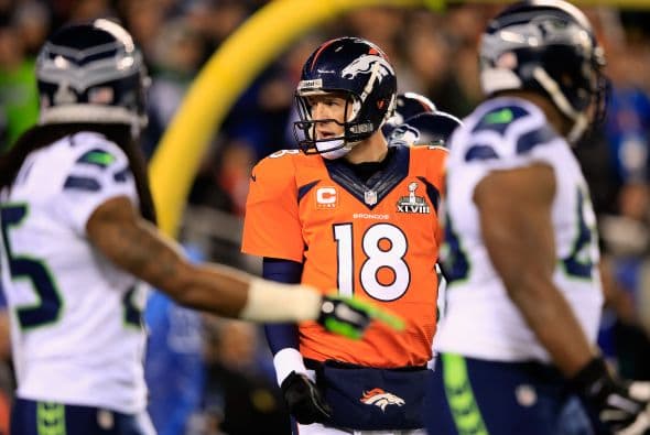 Los Seahawks, con un fútbol "total", el que había trabajado el entrenador del equipo durante toda la temporada regular, el veterano Pete Carroll, derrotaron por paliza de 43-8 a los Broncos, la mejor ofensiva de liga, con el mariscal de campo Peyton Manning a la cabeza. No habían pasado ni 12 segundos desde el comienzo del partido y los Seahawks ya hicieron historia con la anotación más rápida que se había dado jamás en un Super Bowl. Pero lo peor no fue el dejarse anotar dos puntos, sino la imagen de enfrentamiento entre Manning y el centro de origen mexicano Manny Ramírez, que no le dio bien al balón, y aunque el corredor Knowshon Moreno lo recuperó, lo hizo en la zona de protección. La mejor ofensiva de la NFL estaba paralizada, sin saber qué hacer, y ahí fue el comienzo y el final del partido disputado en el MetLife Stadium, de East Rutherford (Nueva Jersey), donde la temperatura fue de 43 grados. Malcom Smith recibió el premio de Jugador Más Valioso (MVP), el octavo defensor que lo consigue en un partido de Super Bowl y el tercer apoyador. Carroll, de 61 años, el tercer entrenador con más edad de la NFL que ganó un Super Bowl, se convirtió en el tercer entrenador que logra los dos títulos de campeón universitario de la NCAA con el equipo de USC y ahora los Seahawks en la NFL.