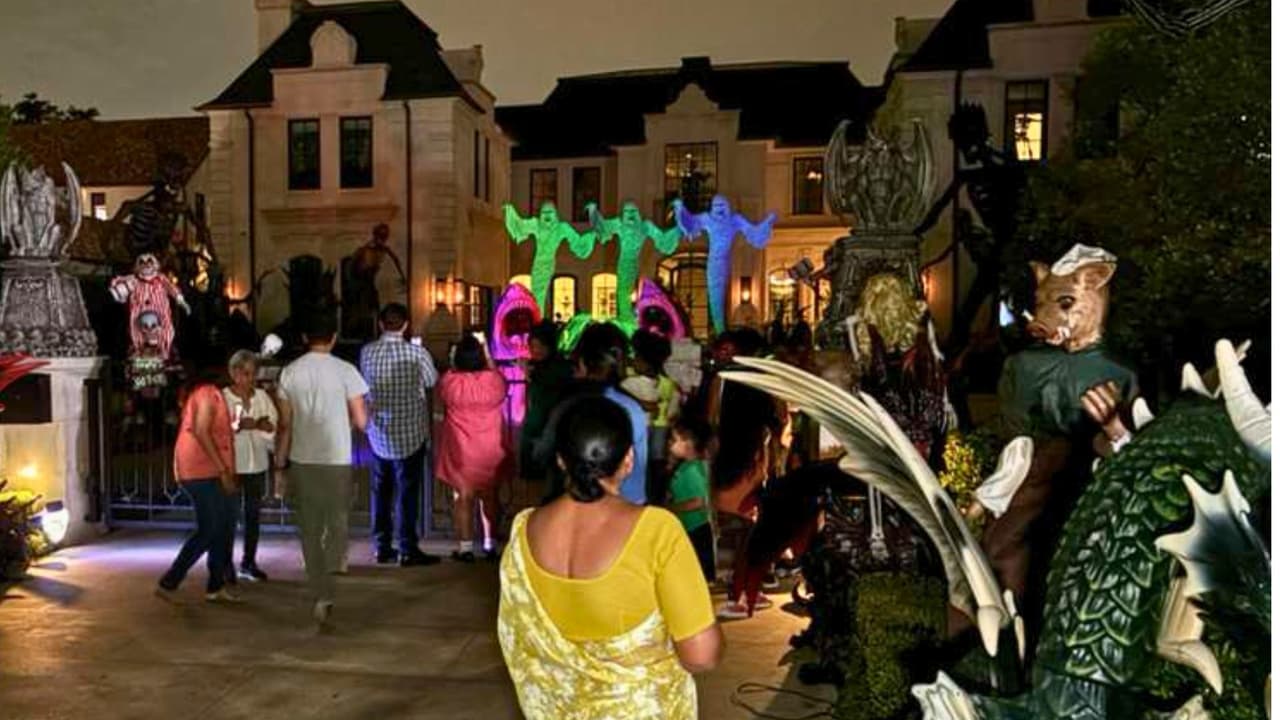 <h3 class="cms-H3-H3">Lo que la ciudad planea hacer </h3>
<br>El lunes 20 de octubre, el Comité de Calidad de Vida y Medio Ambiente del Ayuntamiento de Dallas discutirá
<b>posibles cambios al código municipal para evitar que casos como el de Deloache se repitan. </b>Las autoridades no buscan “prohibir” las decoraciones, sino establecer un marco claro para que
<b>la convivencia no se rompa cuando la popularidad se sale de control.</b>