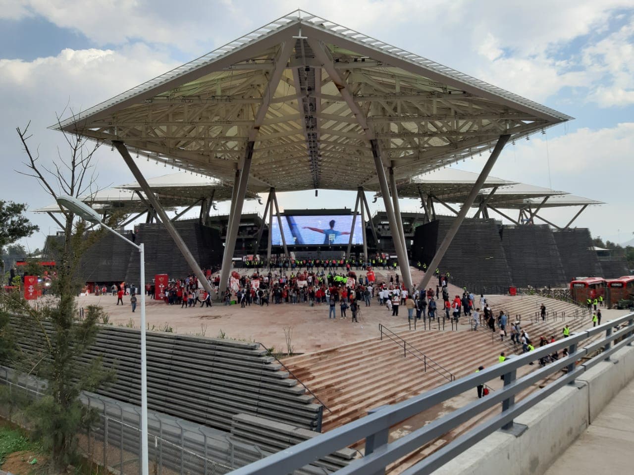 Así luce la parte externa del Estadio Alfredo Harp Helú, nueva casa de los Diablos Rojos del México que es inaugurada este sábado.
