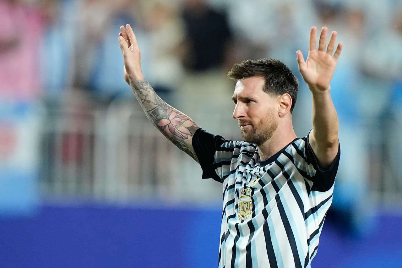 El capitán argentino Lionel Messi saluda al público luego de la victoria 3-0 ante Argelia en el Grupo J del Mundial, el martes 16 de junio de 2026, en Kansas City, Missouri.