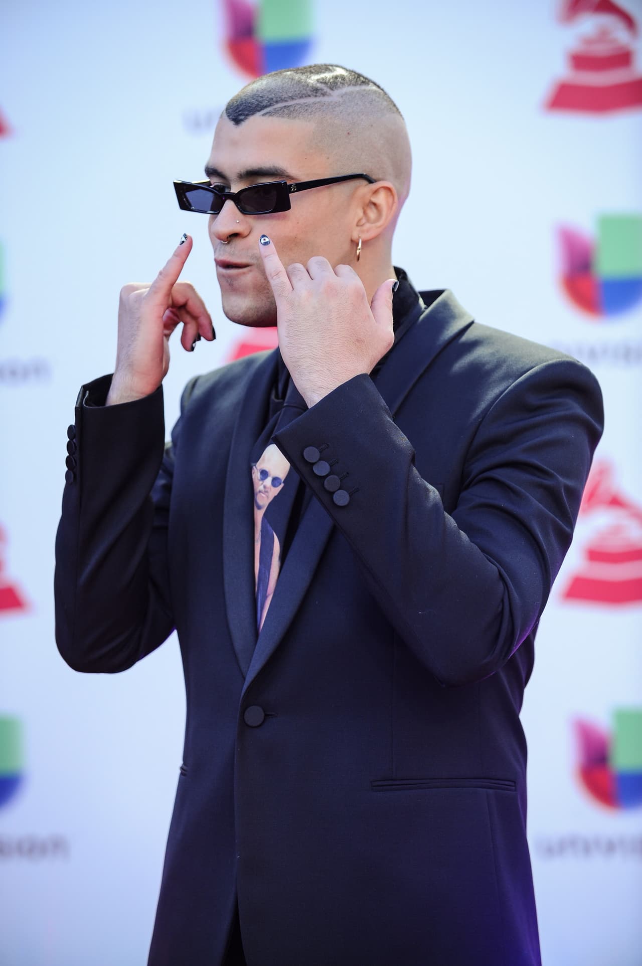 Bad Bunny nos tiene acostumbrados a sorprendernos con sus uñas, pero ahora también lo hizo con su corbata: llevaba 'escondido' al luchador de la WWE 'Stone Cold' Steve Austin.