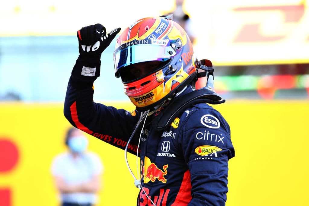 Lewis Hamilton se lleva el Gran Premio de la Toscana, sumando su sexta victoria de la temporada y la número 90 de su trayectoria. La carrera se vio accidentada por el Safety Car, provocando banderas rojas.