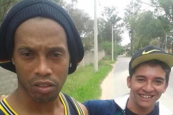 Ronaldinho choca su camioneta y aficionado le pide 'selfie' tras el accidente