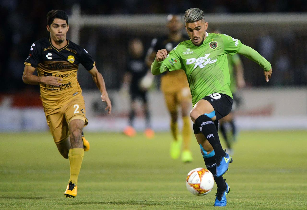 Juárez se lanzó al ataque y tuvo más oportunidades de anotar con el argentino Gabriel Hachen (derecha).