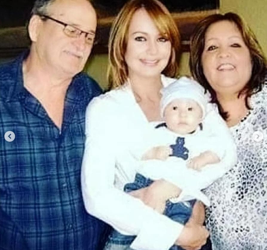 En 
<b><a href="https://www.instagram.com/p/CGwxKu3napj/" target="_blank">otro de los clips</a></b> que publicó, admitió que en el momento en que actuaba en el escenario, su corazón estaba dirigido hacia su madre. 
<br>