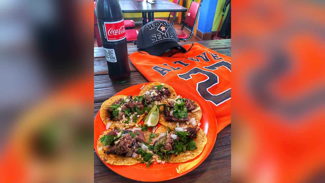 La cantidad y el precio fueron bien pensados porque ofrecen 5 tacos por 6 dólares, lo que significa la estatura de José Altuve quien mide 5'6".