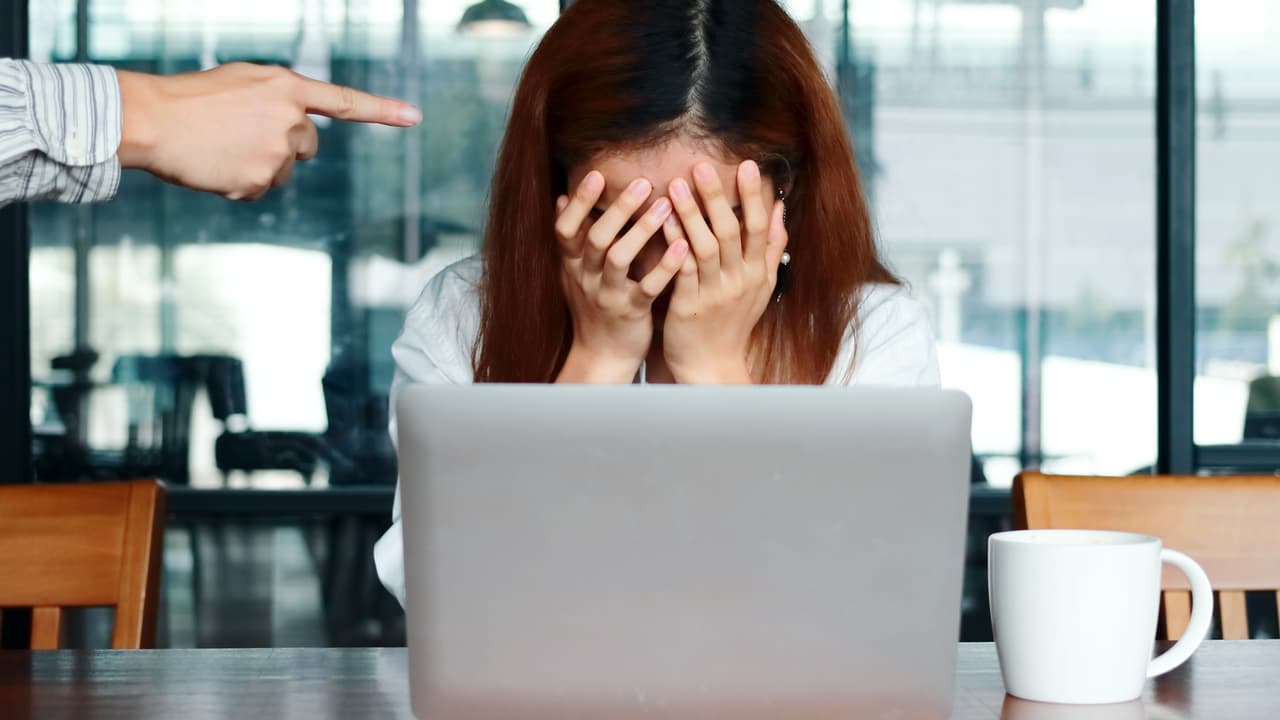 La pandemia ha sido el pretexto perfecto para muchos defraudadores, quienes han puesto entre sus víctimas preferidas a los inmigrantes. Por ello, te decimos cómo prevenirte.