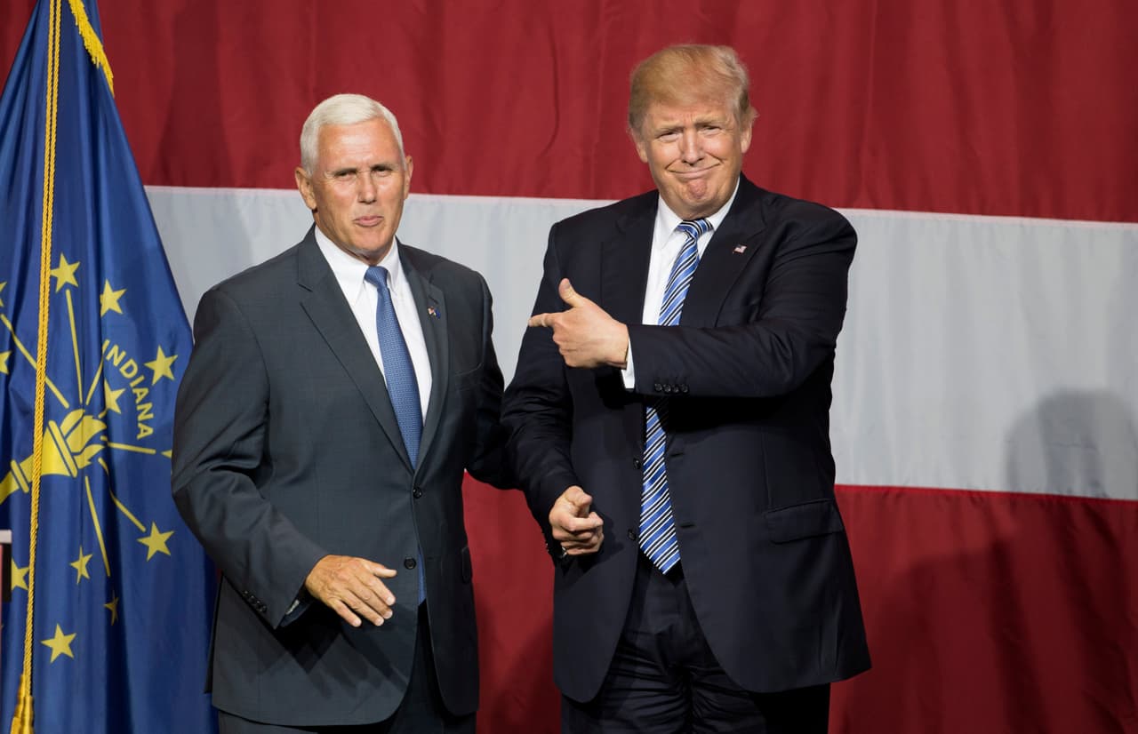 Donald Trump y el gobernador de Indiana Mike Pence durante un acto de campaña en Grant Park Event Center en Westfield, Indiana.