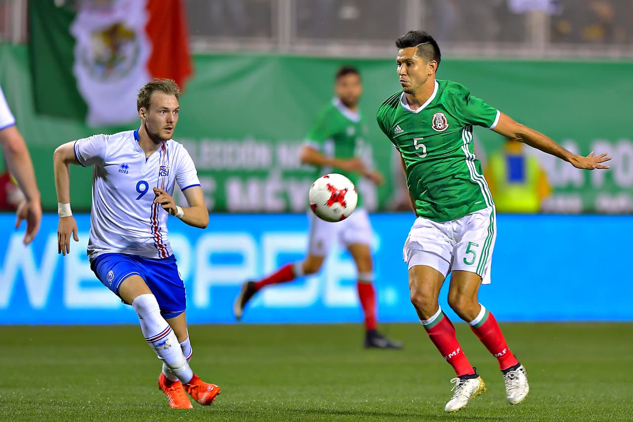 <b>JESÚS MOLINA</b> – Fungió como el pívote del equipo nacional y lo hizo de forma espléndida. Molina se ha ganado la confianza de Juan Carlos Osorio gracias a su fortaleza para disputar la pelota, gran colocación en el centro del campo y trabajo como medio de contención recuperando y distribuyendo el balón con acierto. 
<b>Calificación 9</b>