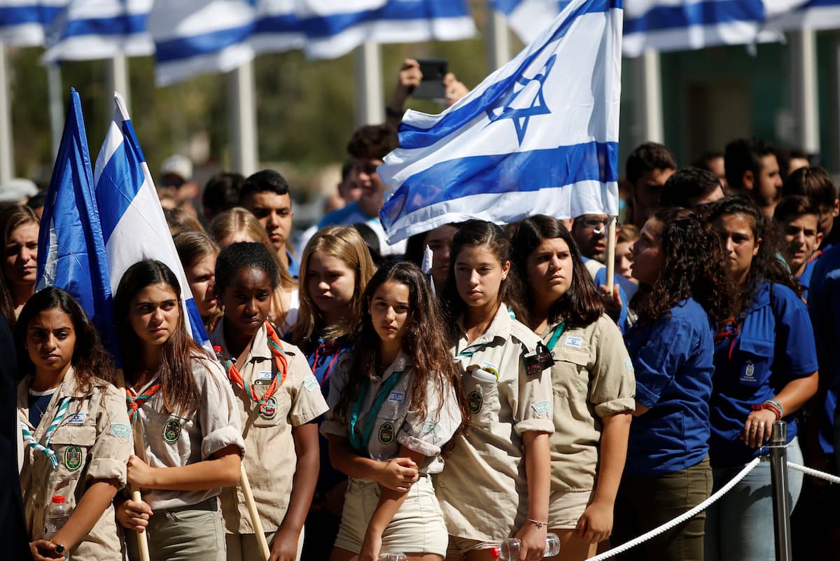 Un grupo de jóvenes niñas scouts se acercaron al sitio para rendir honores al expresidente israelí fallecido el miércoles.