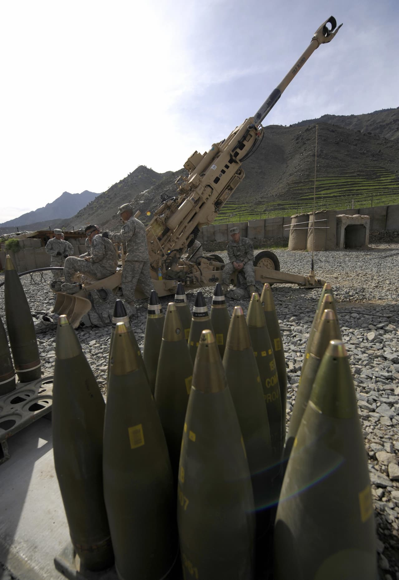 El M777 ya 
<a href="https://www.univision.com/noticias/afganistan-aeropuerto-kabul-terrorismo-repunte-eeuu">fue utilizado en Afganistán</a>. La máquina de acero y titanio está envuelta en mangueras hidráulicas que se sostienen 
<b>sobre cuatro soportes y se pliegan hacia arriba y hacia abajo. </b>
<br>
<br>Según el reporte del 
<i>Times</i>, comandantes de las fuerzas ucranianas afirman que con su utilización han destruido varios vehículos blindados rusos.