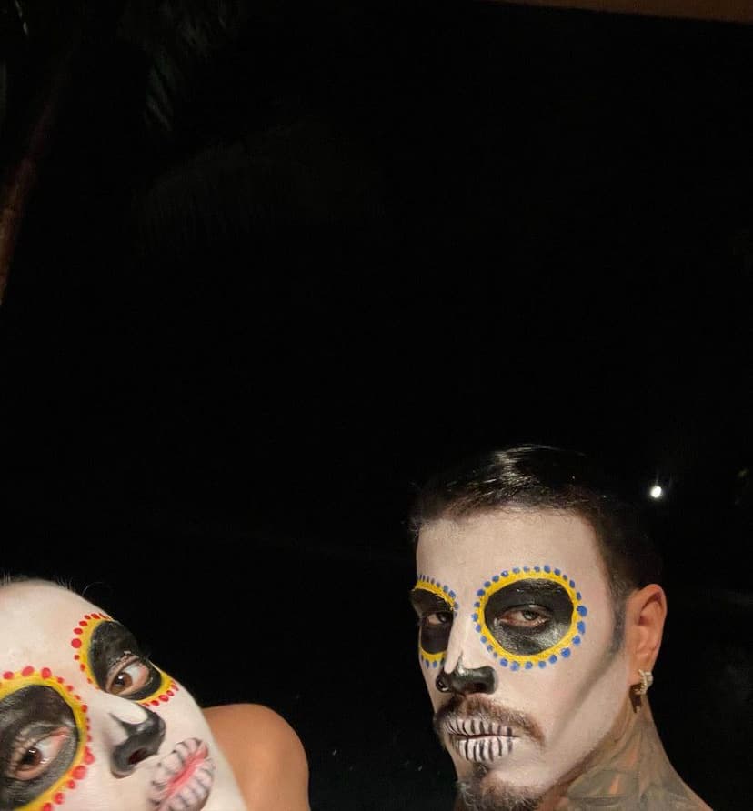 Al estar en México,
<b>Rauw</b> y
<b>Rosalía</b> pudieron vivir de cerca la celebración de Día de Muertos. Para la veleda, los novios fueron el vivo retrato de una Catrina y Catrín.