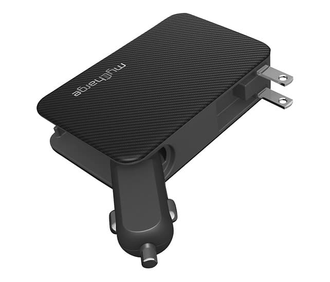 No hay nada peor que quedarse sin batería en el móvil durante un viaje, sobre todo en los aeropuertos. Con este cargador portátil dejarás de preocuparte por la batería de tu smartphone o tu libro electrónico. Es de la marca 
<b><a href="http://mycharge.com/">myCharge</a></b> y puedes encontrarlo en BestBuy. | 
<a href="http://mycharge.com/collections/other-great-ways-to-charge/products/transitplus">Transit Plus</a> $69.99