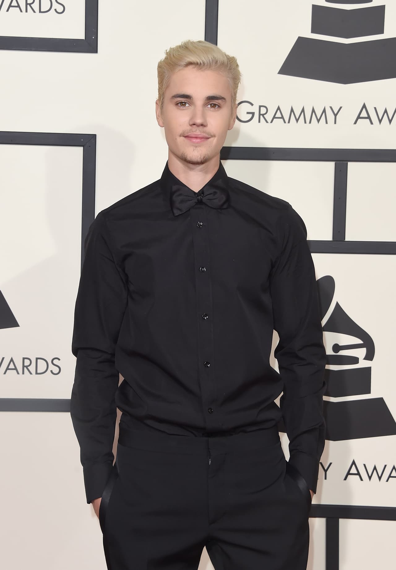 "Verán, no crecí en un hogar estable, 
<b><a href="https://www.univision.com/musica/padre-de-justin-bieber-esta-envuelto-en-caso-de-maltrato-animal">mis padres</a></b> tenían 18 años, estaban separados sin dinero, todavía eran jóvenes y rebeldes", explicó.