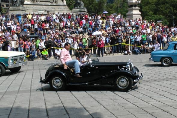 Casi dos mil vehículos clásicos desfilaron por las calles de la Ciudad de México para romper el Récord Guinness de más autos de este tipo en movimiento. Transitaron mil 721 autos, lo que superó la marca de Holanda, cuyo récord era de 948 vehículos. De acuerdo con las autoridades, el paso de estos autos clásicos fue visto por 250 mil asistentes. Circularon autos Datsun 1300, Jaguares, MG 59, Chevrolet apache, Alfa Romeo, Mercury, Porche, entre otros, que atrajeron la atención de capitalinos y visitantes. El paso de los vehículos fue interrumpido por el calentamiento de algunos que se quedaron en el camino y provocaron “cuellos de botella”; sin embargo, los organizadores confiaron en que los vehículos llegarían a la meta.