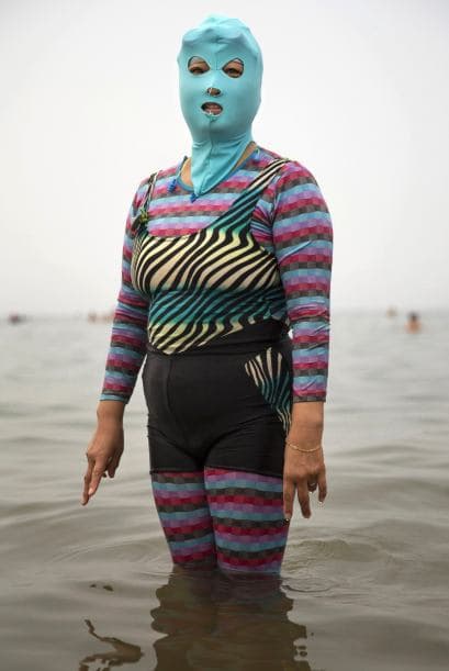 Rayas, patrones y colores llamativos forman parte de la oferta en trajes de baño y facekinis.