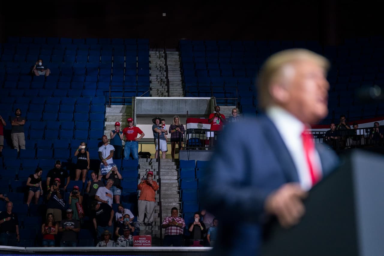 Ante la evidente falta de cuórum, el presidente culpó a los medios y también a los manifestantes, que según él, intentaron intimidar y bloquear el paso a los asistentes, aunque los medios en el lugar no reportaron incidentes de ese tipo.