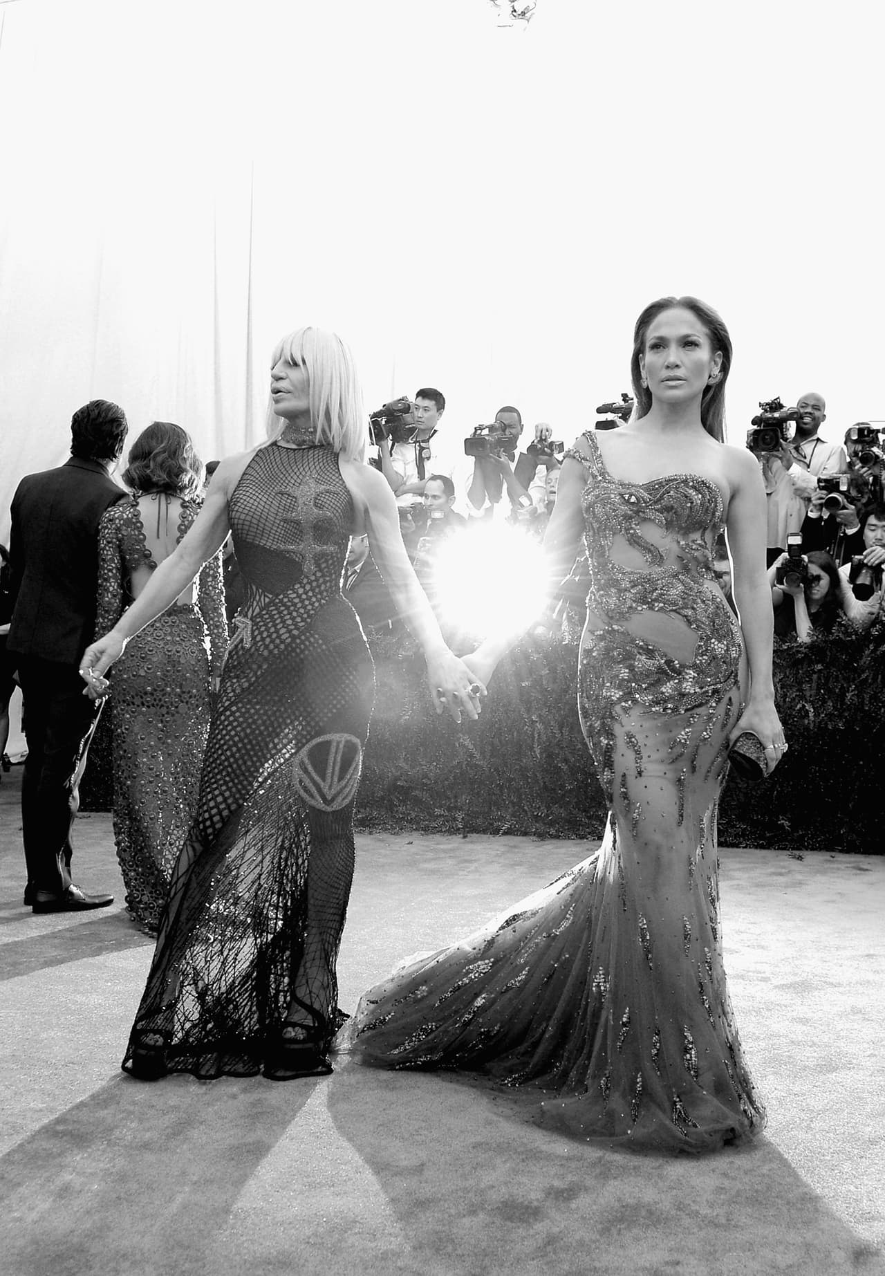 La estrecha relación entre la diseñadora y la cantante nació en 1999 en la gala del Met. A partir de entonces la prometida de A-Rod ha lucido decenas de atuendos de Versace.