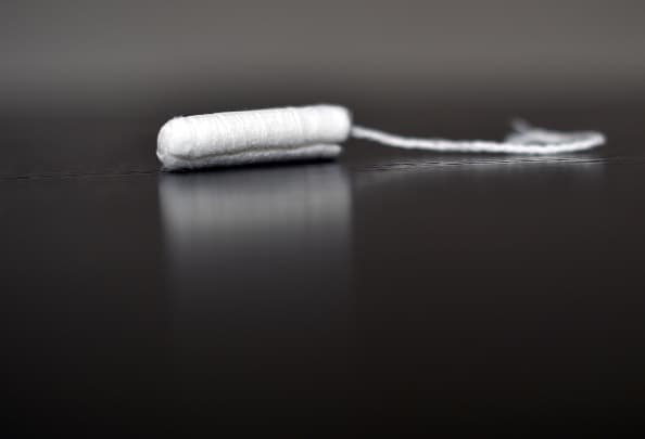 Su tampón fue sacado en público por un oficial de policía en busca de drogas