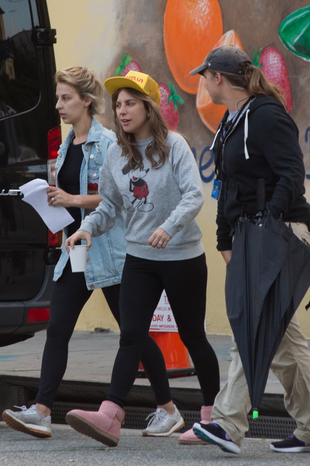 Lady Gaga entró al estudio de la película con un look muy particular: sin maquillaje, un saco de Mickey Mouse, Uggs rosados y gorra amarilla.
<br>