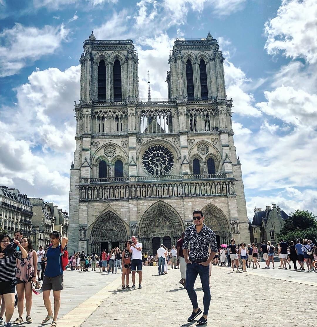 Además de la familia de Despierta América, muchas celebridades mostraron imágenes de cuando estuvieron en la sede católica antes de la catástrofe. Uno de ellos fue el cantante Carlos Rivera, quien expresó su tristeza en Instagram.
<br>