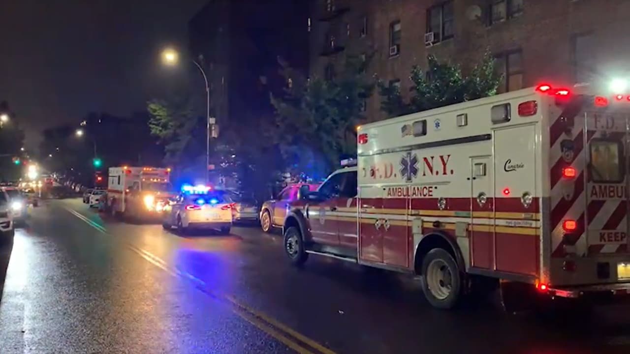 Tiroteo en apartamentos de Brooklyn deja a dos hombres sin vida; sospechoso huye del lugar