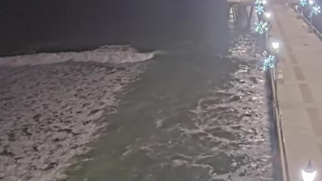 La advertencia sobre condiciones de peligro extremo se mantiene en vigor hasta el próximo sábado 30, a las 10:00 p.m. En este video, nuestra meteoróloga Connie Schulte nos explica por qué 
<b><a href="https://www.youtube.com/watch?v=Z_ON8TUigyY" target="_blank">los surfistas</a></b> están llamados a tener precaución.