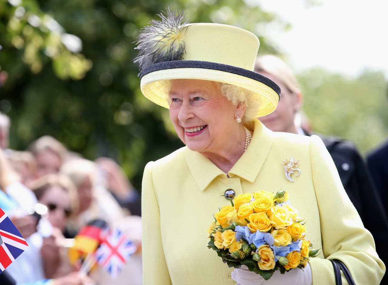 La puntualidad es requerida.
<b><a href="https://www.univision.com/estilo-de-vida/bodas/enojada-la-reina-isabel-ii-por-el-show-que-ha-hecho-el-padre-de-meghan-markle-fotos"> La reina Isabel </a></b>será la última en entrar a la iglesia. Por eso,
<b> </b>es importante llegar temprano porque una vez la monarca haga su entrada no se permitirá que otras personas ingresen al templo.